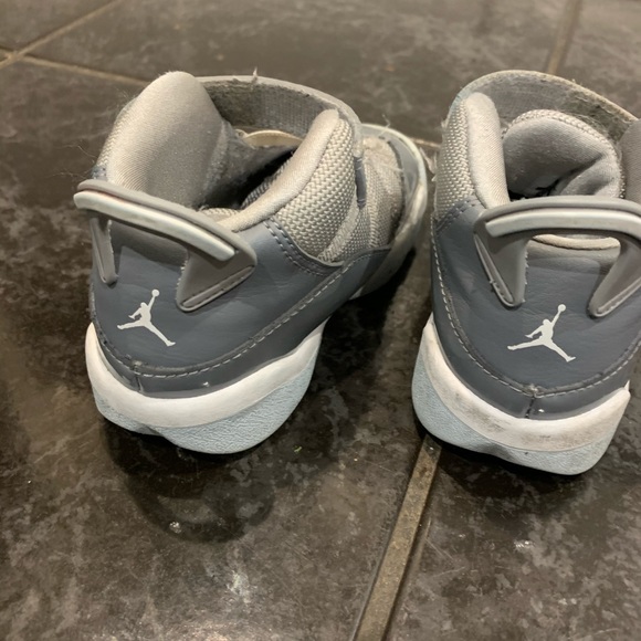 Toddler gray retro Jordan’s - Picture 4 of 5
